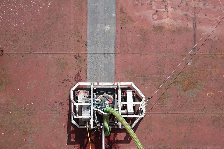 Professioneel scheepsrompen reinigen met hogedruk? Ontdek de ultra hoge druk (UHD) systemen van LMT voor het verwijderen van biofouling en coatings.