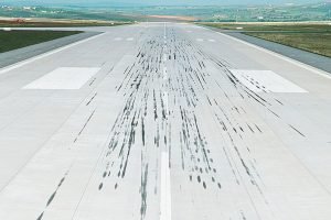 Landingsstrips op luchthavens reinigen met hoge druk